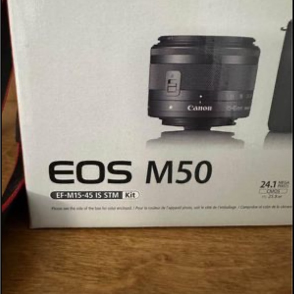 Canon EOS M50 Mark II with EF-M 15-45mm lense and Rode Microphone - Picture 4 of 5